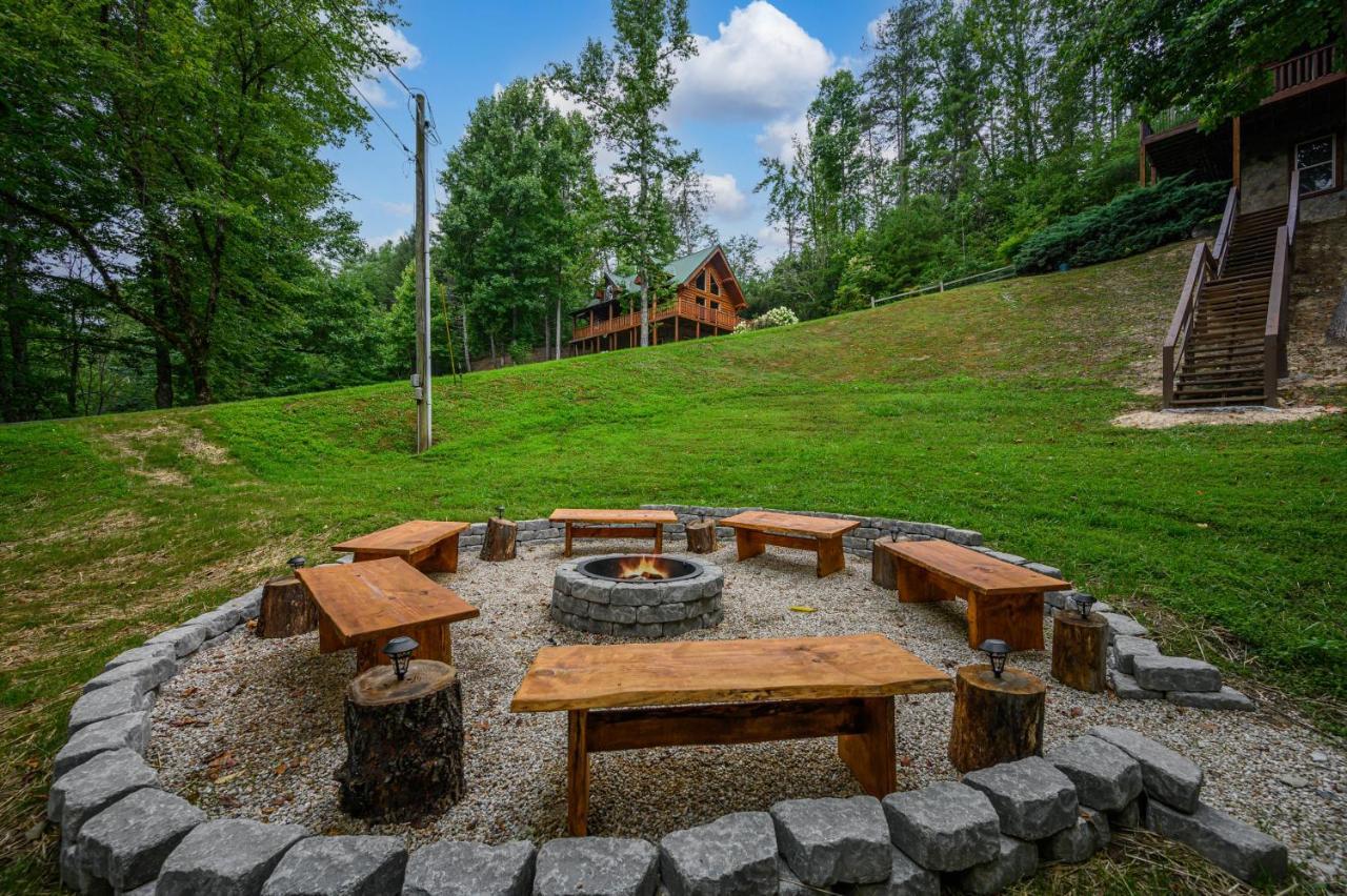 Relaxation Retreat - Large Family Cabin - Wifi, Fire Pit, Game Room With Pool Table And More Sevierville Exterior foto