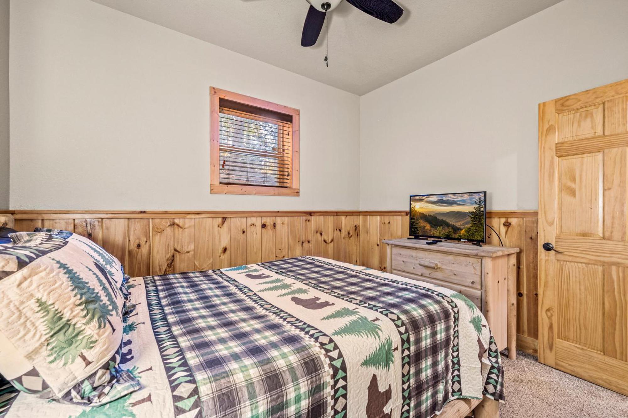Relaxation Retreat - Pickleball Cabin - Wi-Fi, Fire Pit With Bar, Ev, Game Room, Hot Tub, Pool Access - Mins To Pf Sevierville Exterior foto